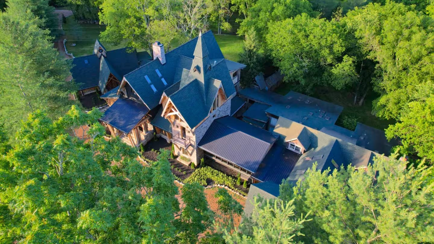 WedBNB Property Feature: Dark Horse Nashville Estate, The Ultimate Airbnb Wedding Wonderland and Estate Wedding Venue in Franklin, Tennessee